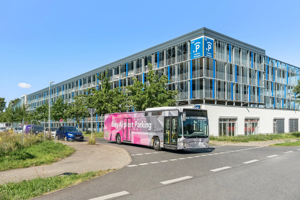  Shuttlebus ved et vejkryds foran Easy Airport Parking parkeringshuset i Berlin Brandenburg Lufthavn (BER)