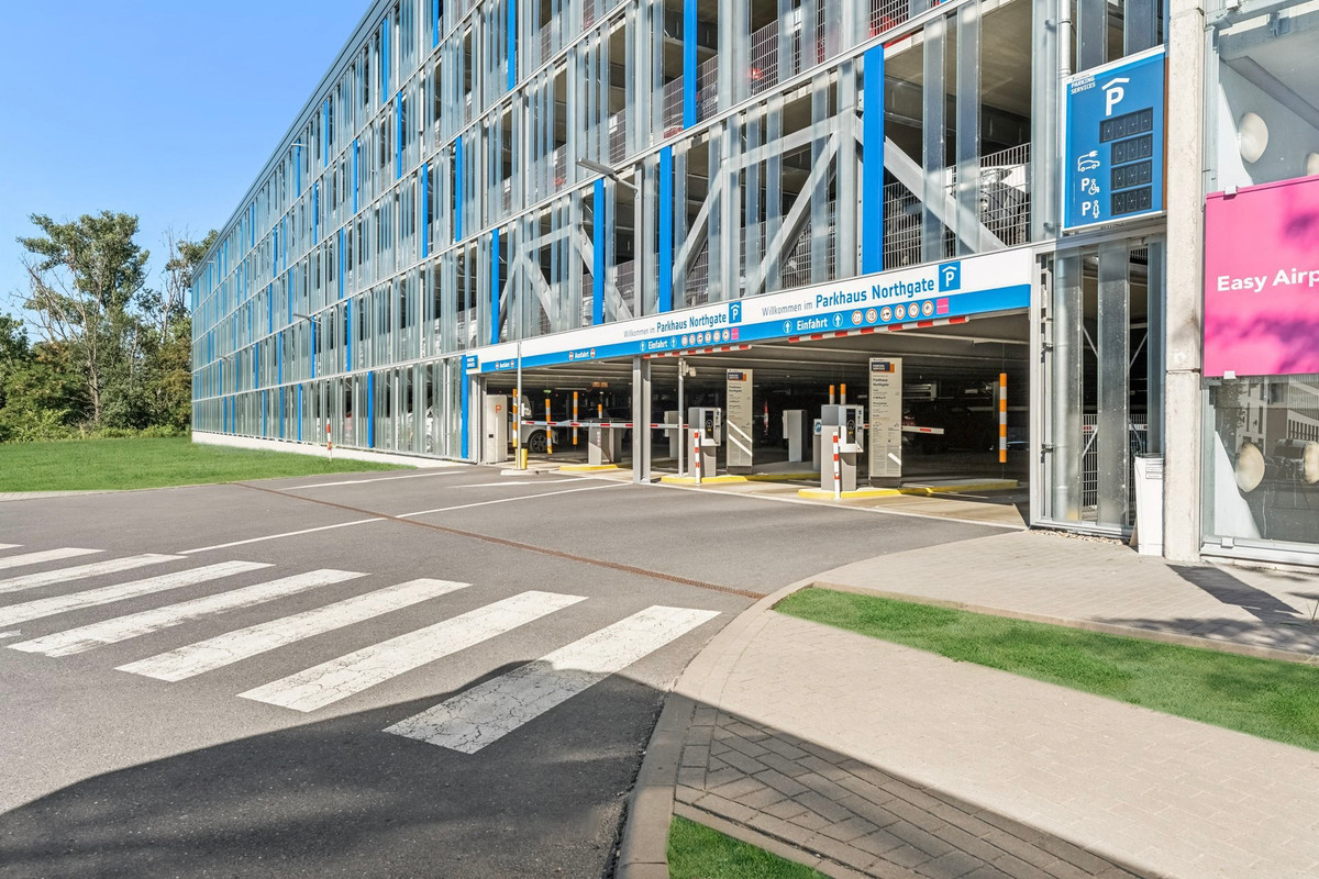  Indkørselsområdet til Easy Airport Parking parkeringshuset i Berlin Brandenburg Lufthavn (BER)