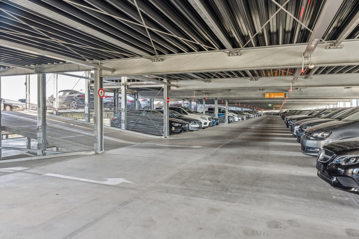  Parkerede biler i Easy Airport Parking parkeringshuset ved Berlin Brandenburg Lufthavn (BER)