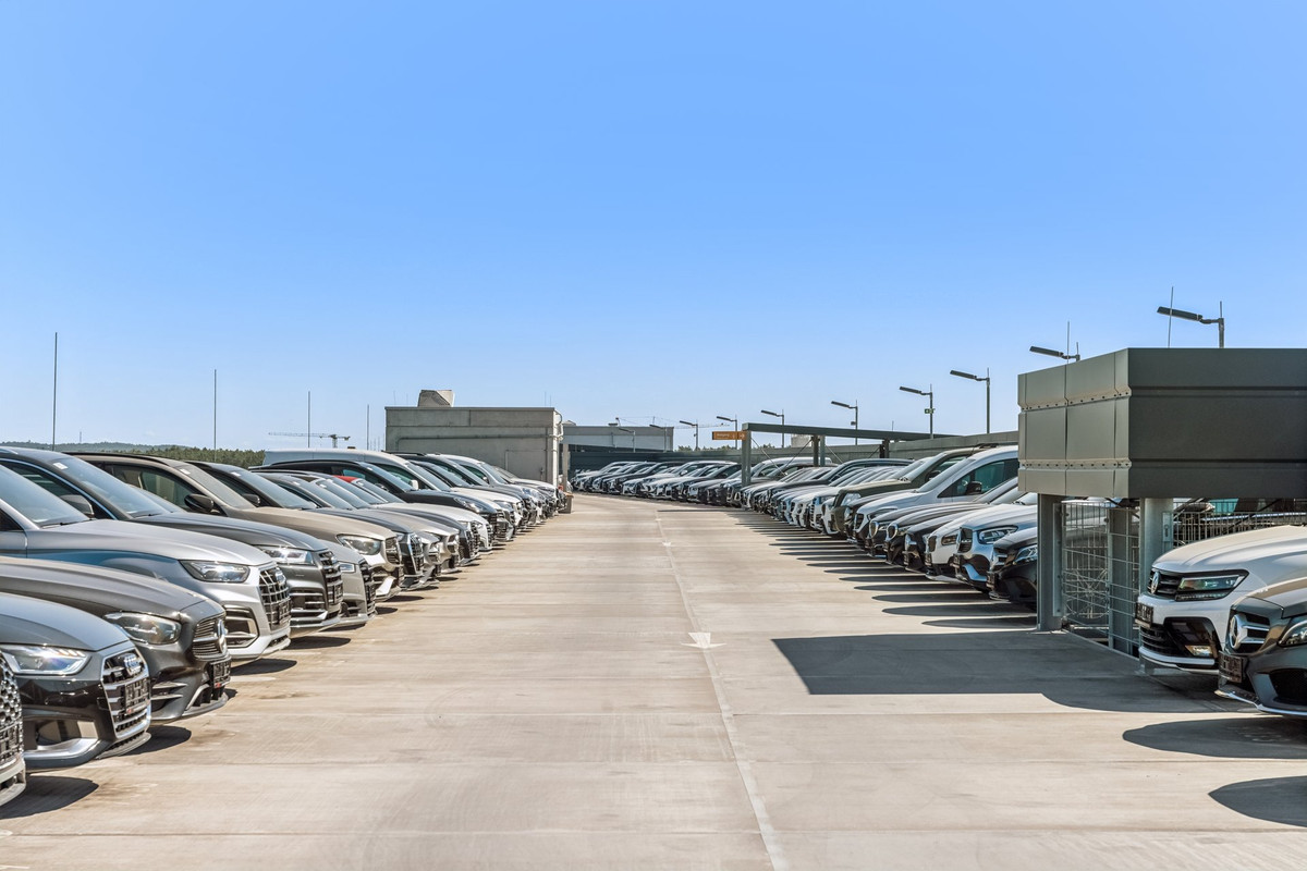  Parkerede biler på taget af Easy Airport Parking parkeringshuset ved Berlin Brandenburg Lufthavn (BER)
