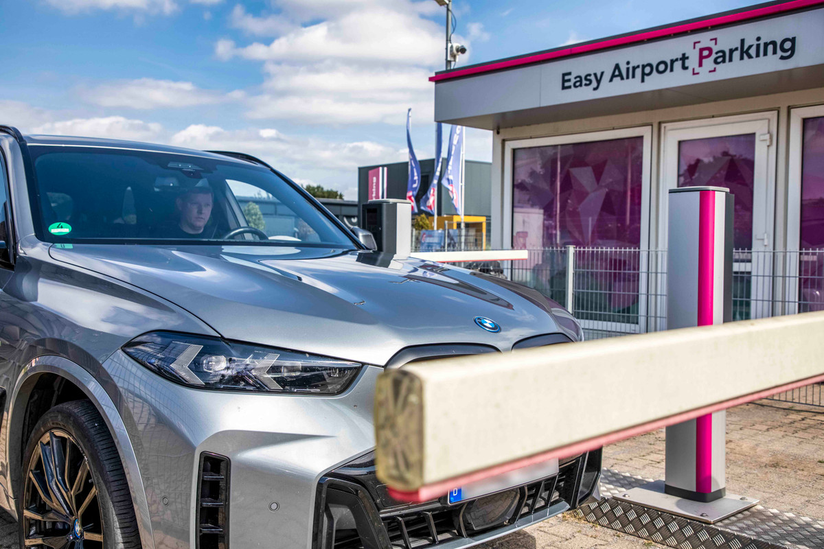 SUV vor der Einfahrtsschranke des Easy Airport Parking Parkplatzes am Flughafen Dortmund (DTM)