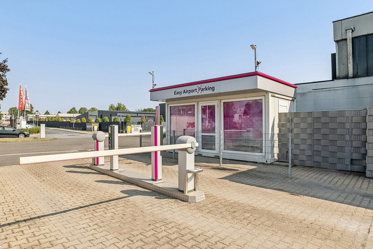 Der Einfahrtsbereich des Easy Airport Parking Parkplatzes am Flughafen Dortmund (DTM)