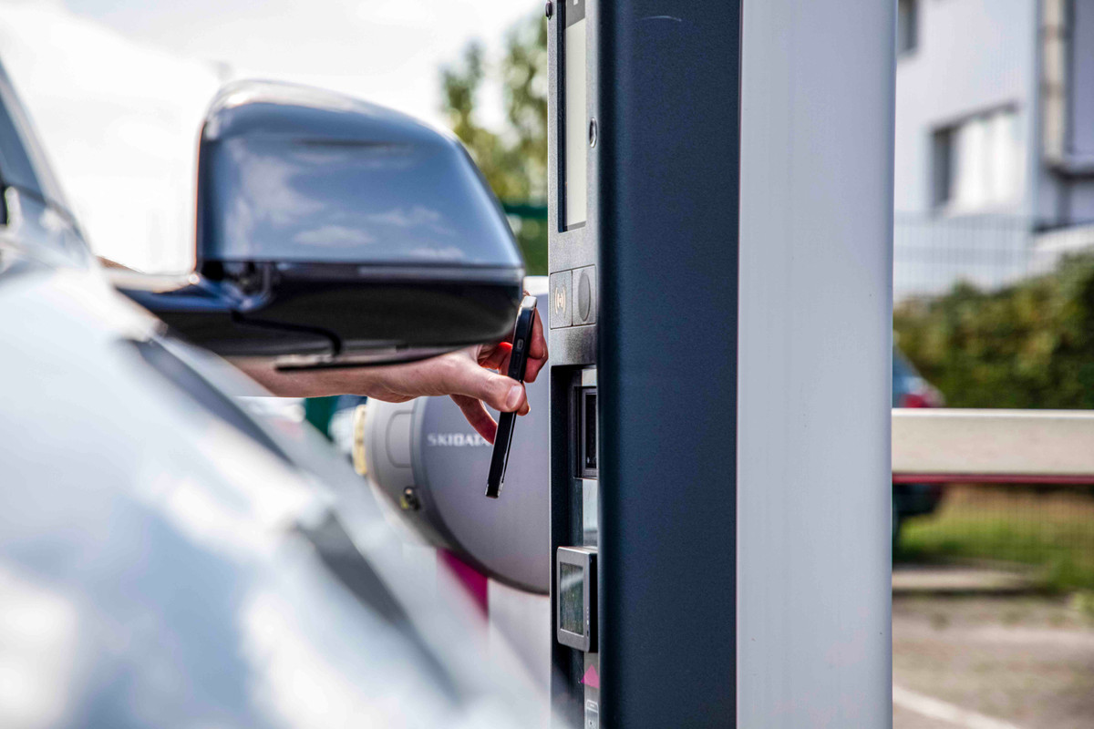 Scanning the QR code at the entrance to the Easy Airport Parking car park at Dortmund Airport (DTM).