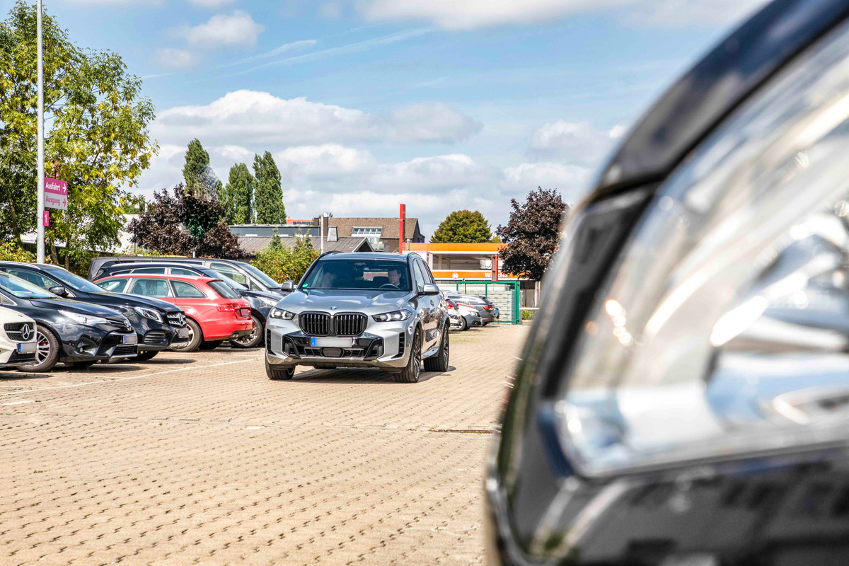 Auto beim Einparken auf dem Easy Airport Parking Parkplatz am Flughafen Dortmund (DTM)