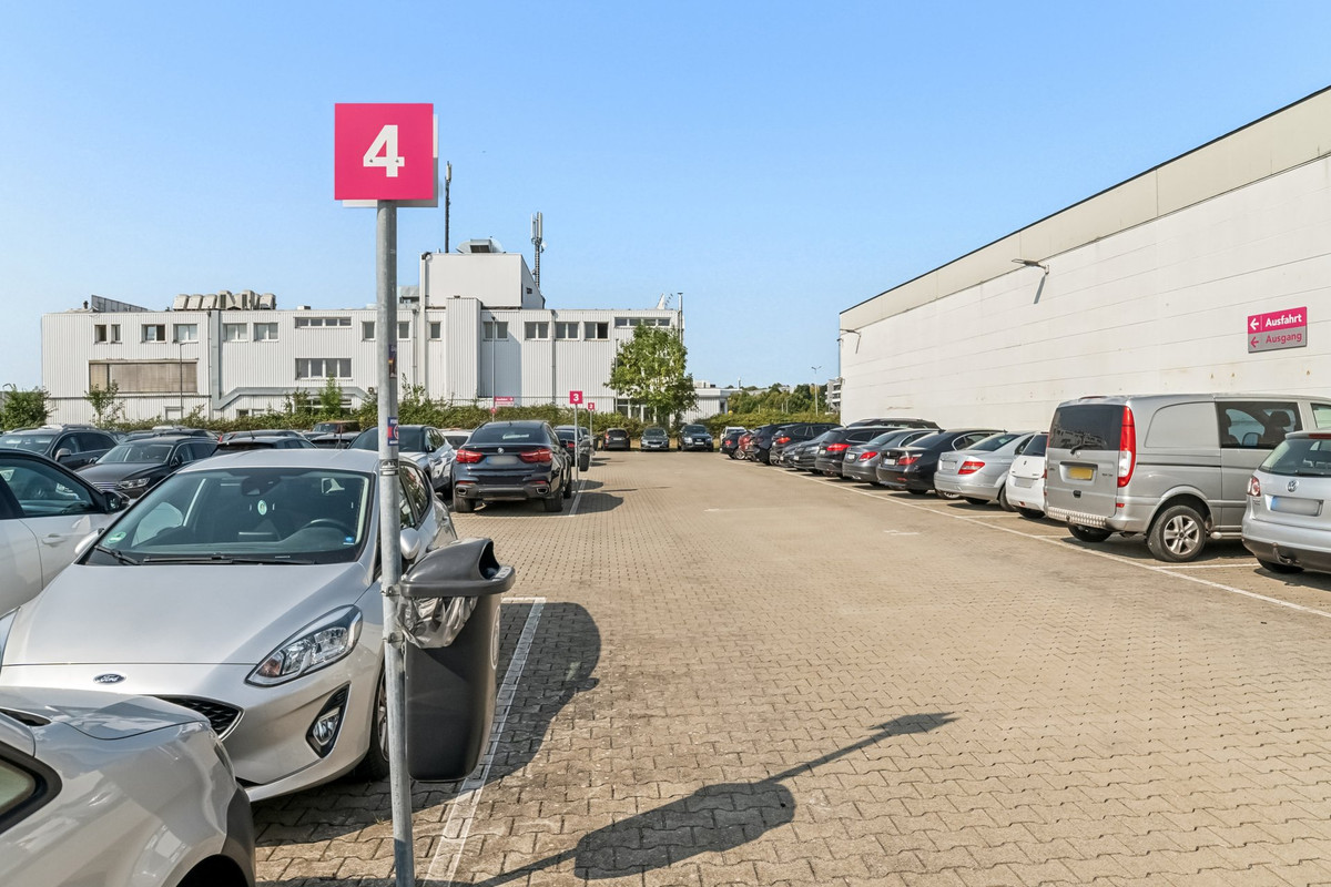 Parkende Autos auf dem Easy Airport Parking Parkplatz am Flughafen Dortmund (DTM)