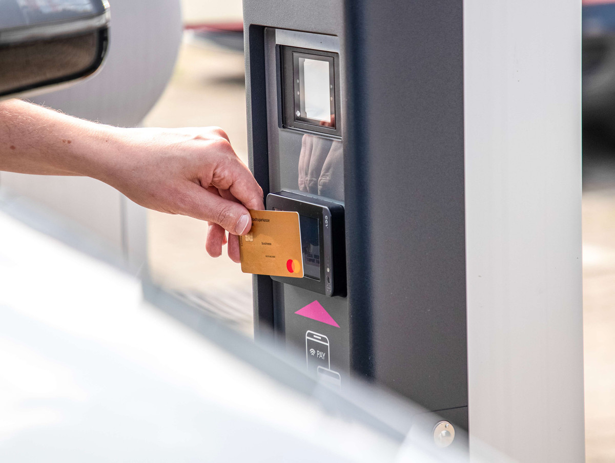 Bezahlung per Karte am Easy Airport Parking Parkplatz am Flughafen Dortmund (DTM)