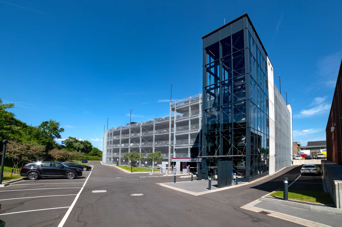 Modernes Parkhaus mit Glasfassade von Easy Airport Parking am Flughafen Düsseldorf (DUS)