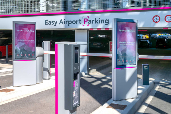 Indkørsel med bomme til Easy Airport Parking's parkeringshus i Düsseldorf Lufthavn (DUS)