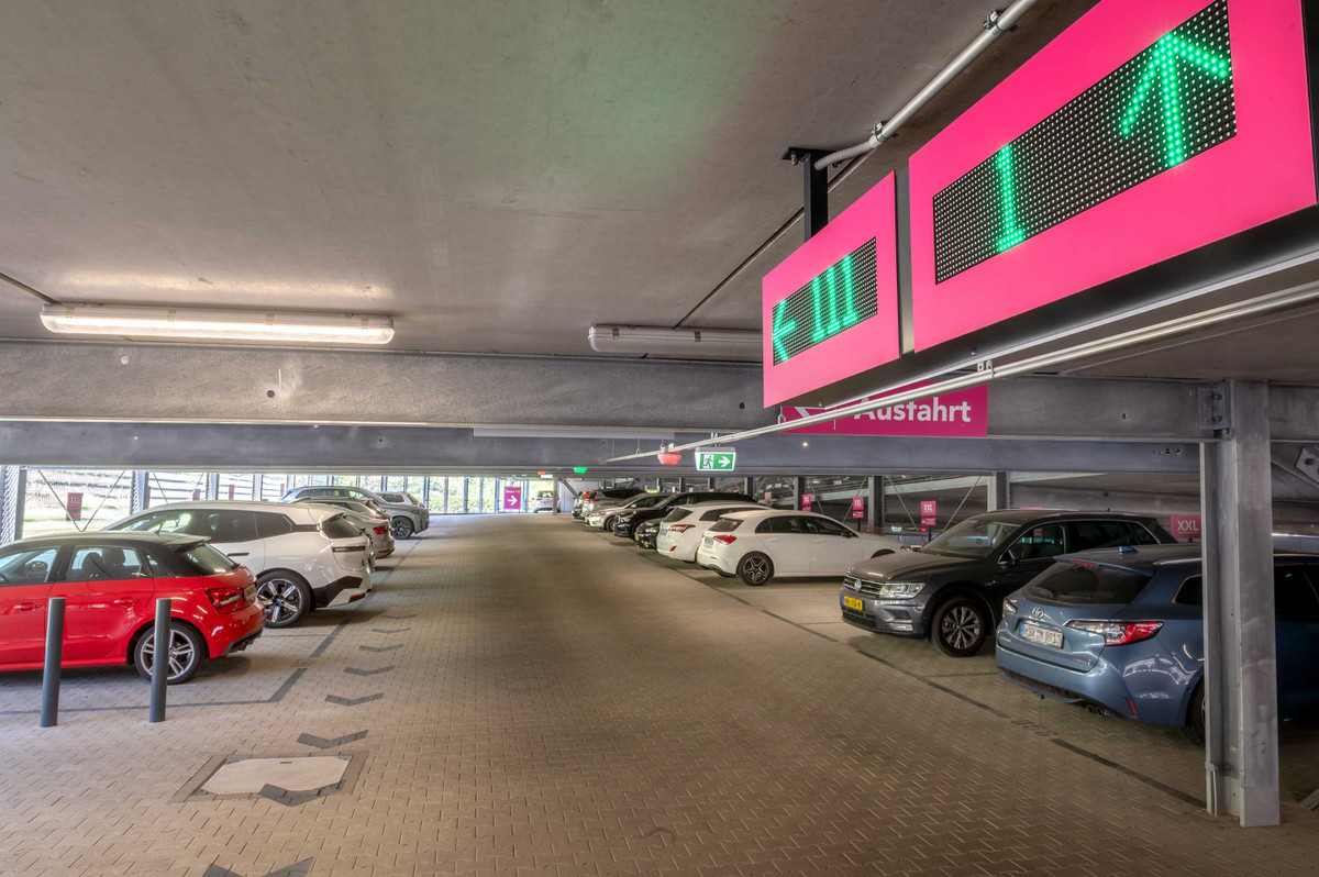 Innenansicht des Parkhauses mit LED-Leitsystem bei Easy Airport Parking am Flughafen Düsseldorf (DUS)