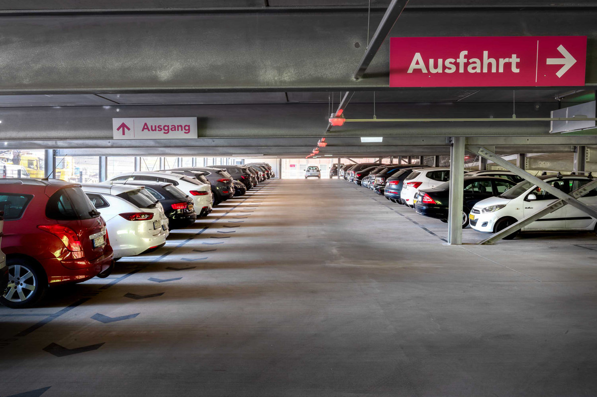 Parkebene mit Ausfahrtsbeschilderung im Parkhaus von Easy Airport Parking am Flughafen Düsseldorf (DUS)