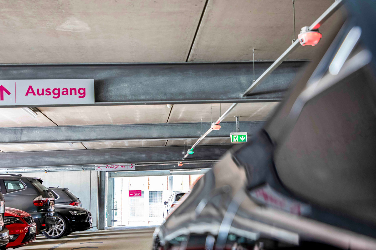 Detailansicht eines parkenden Autos im Parkhaus von Easy Airport Parking am Flughafen Düsseldorf (DUS)