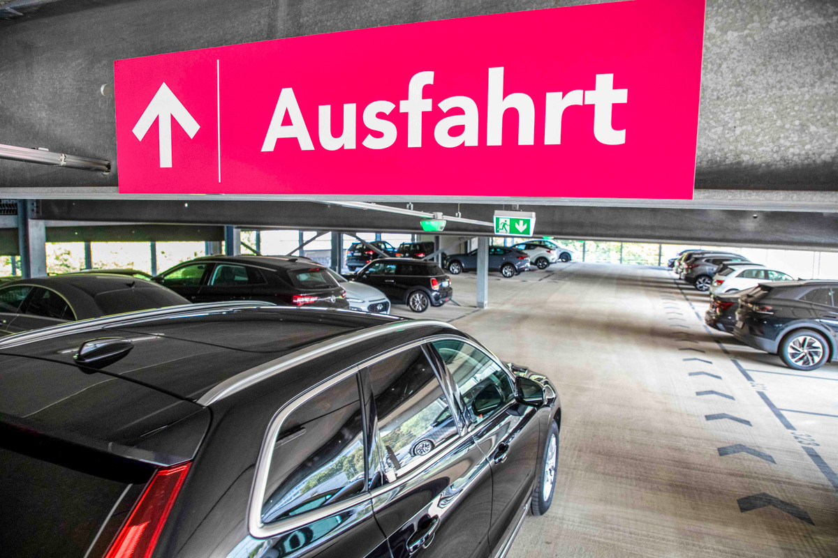 Beschilderung zur Ausfahrt im Parkhaus von Easy Airport Parking am Flughafen Düsseldorf (DUS)