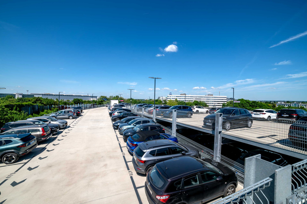 Geparkte Autos auf dem Außendeck des Parkhauses von Easy Airport Parking am Flughafen Düsseldorf (DUS)
