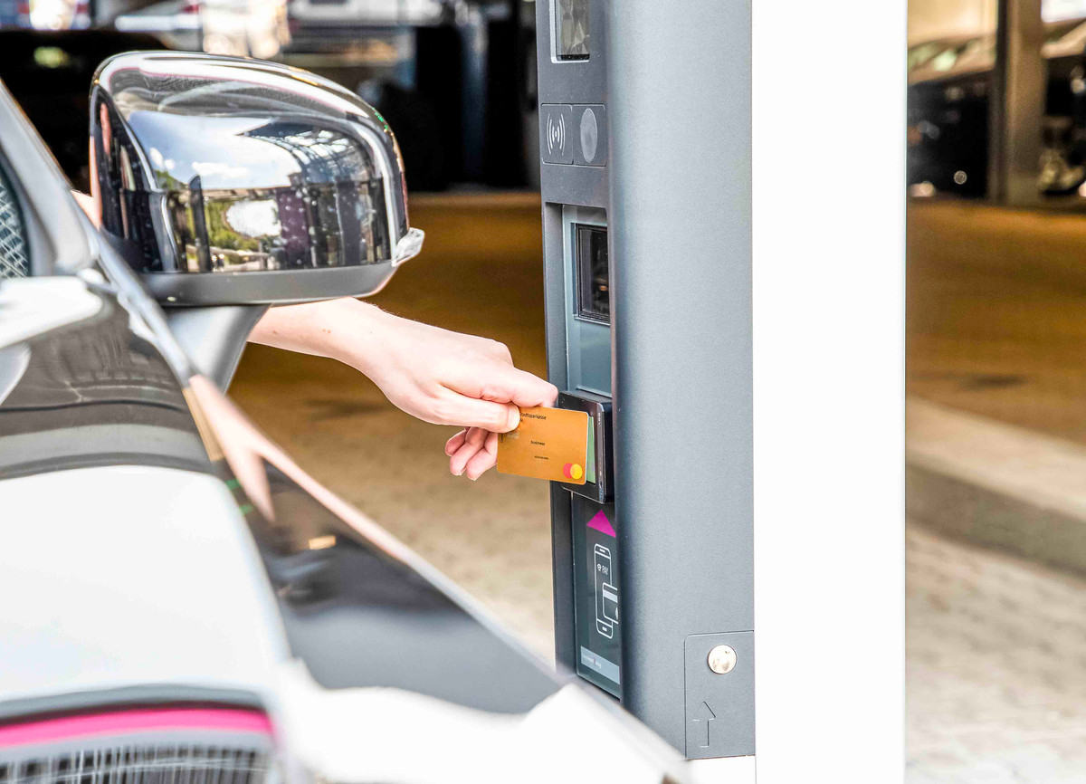 Bezahlung mit Karte bei der Ausfahrt aus dem Parkhaus von Easy Airport Parking am Flughafen Düsseldorf (DUS)