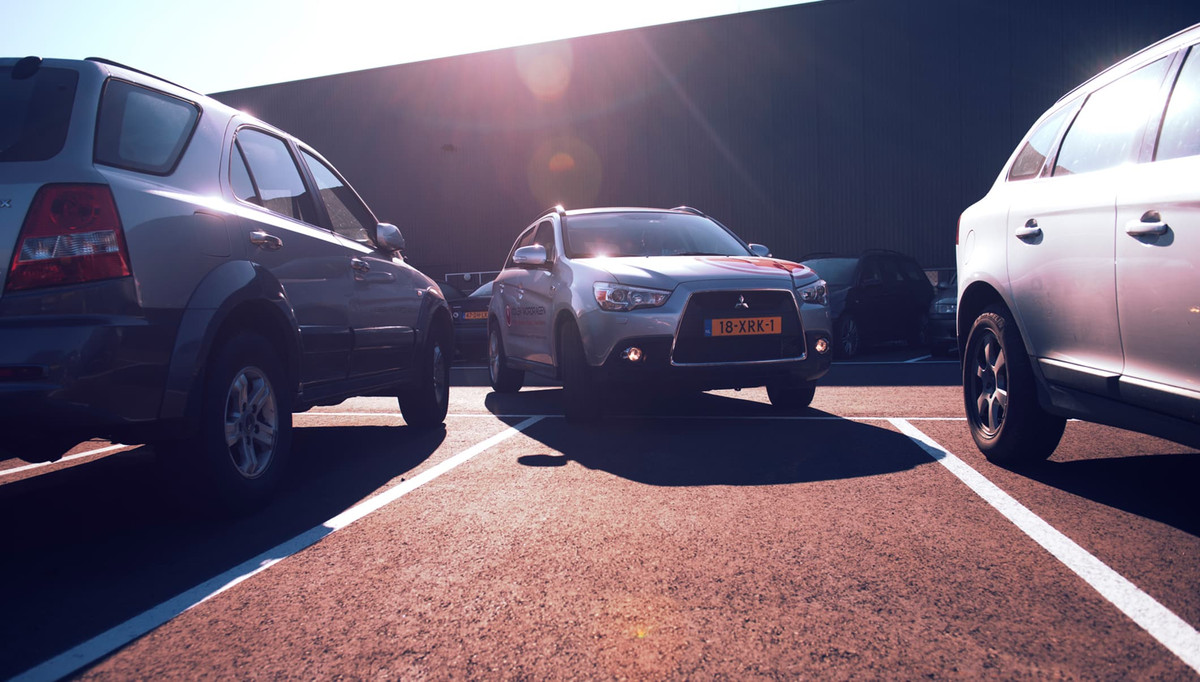 Auto rijdt een ruime parkeerplek in op de parkeerplaats van Easy Airport Parking bij luchthaven Eindhoven (EIN)