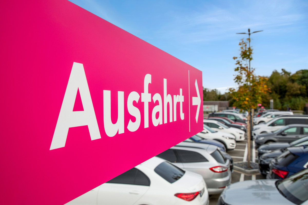 Lyserødt udkørselsskilt på Easy Airport Parking parkeringspladsen ved Münster/Osnabrück lufthavn (FMO)