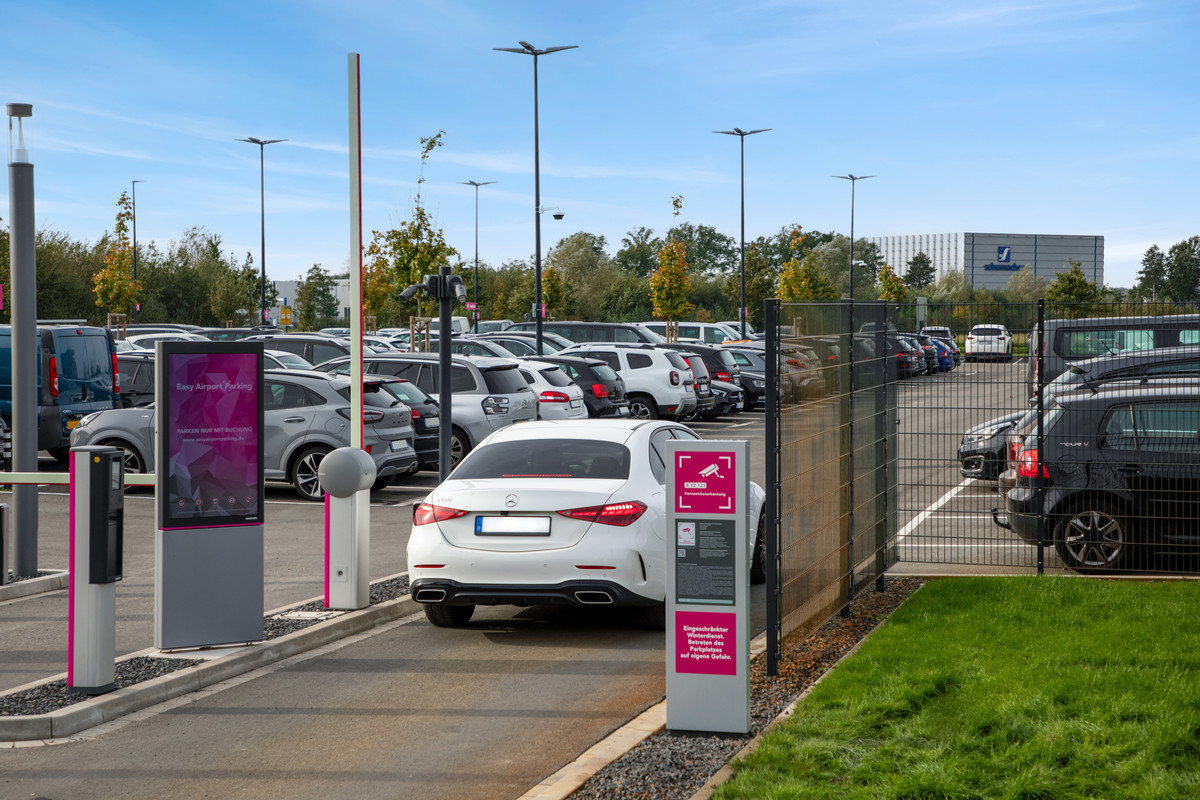 Velholdt indkørselsområde ved Easy Airport Parking parkeringspladsen ved Münster/Osnabrück lufthavn (FMO)
