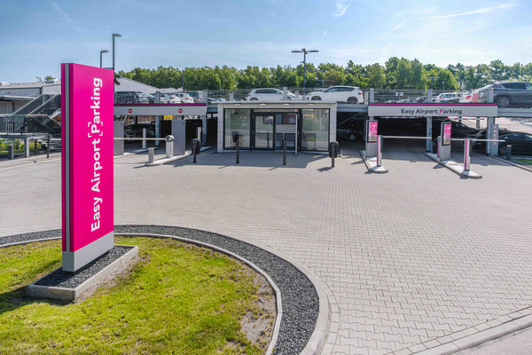 Vorderansicht des Parkhauses von Easy Airport Parking am Flughafen Hannover (HAJ)