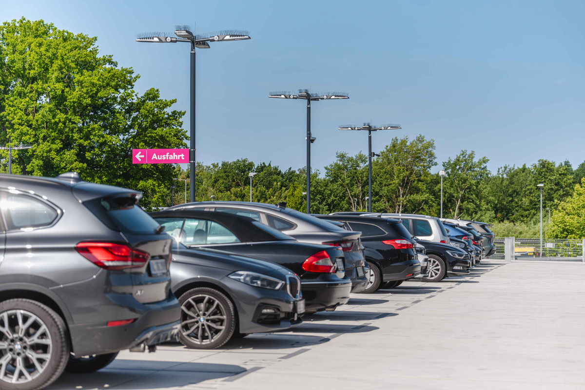 Parkebene auf dem Außendeck des Parkhauses von Easy Airport Parking am Flughafen Hannover (HAJ)