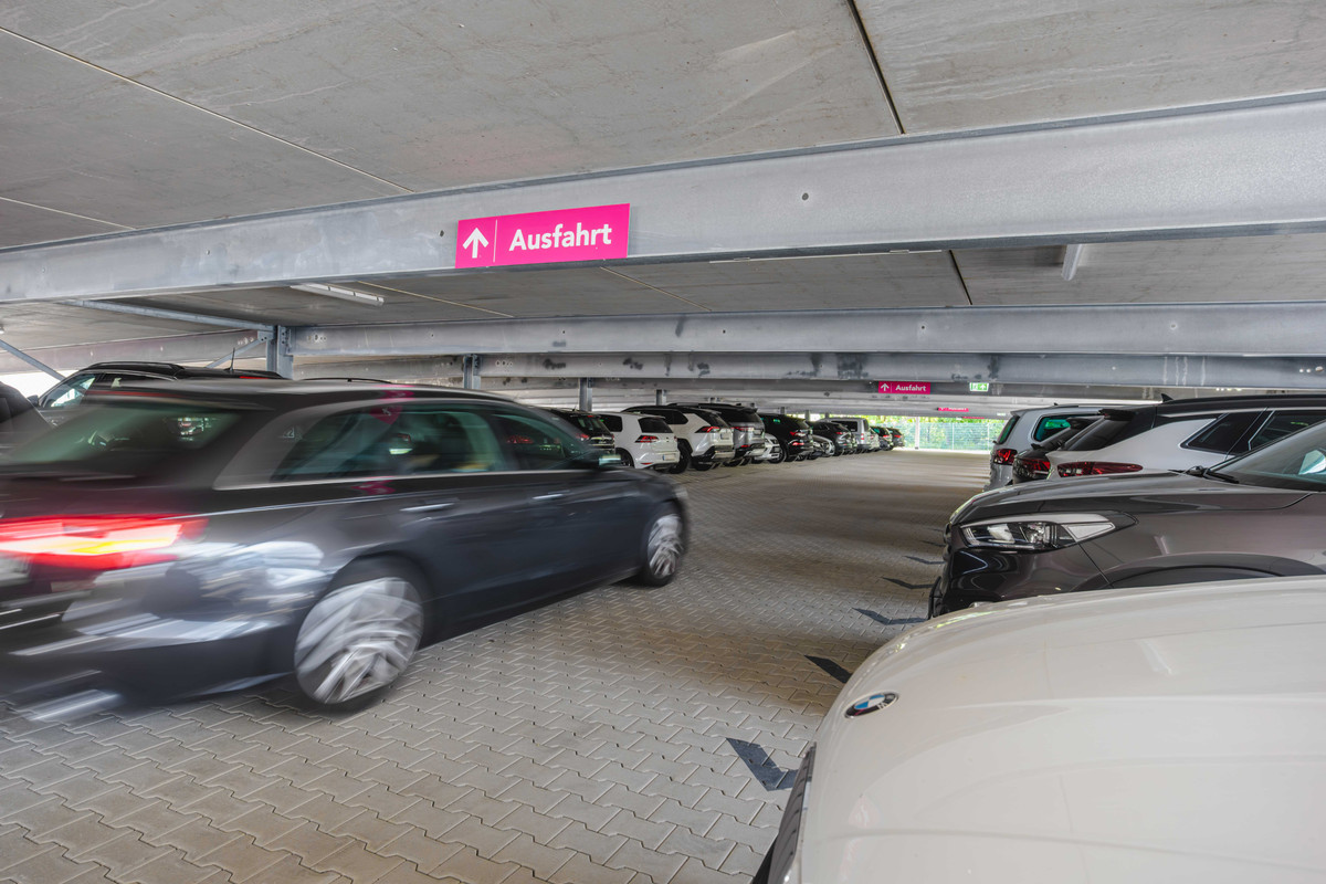 Parkebene mit Ausfahrtsbeschilderung im Parkhaus von Easy Airport Parking am Flughafen Hannover (HAJ)