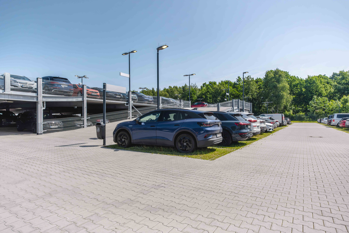 Parkplätze neben dem Parkhaus von Easy Airport Parking am Flughafen Hannover (HAJ)