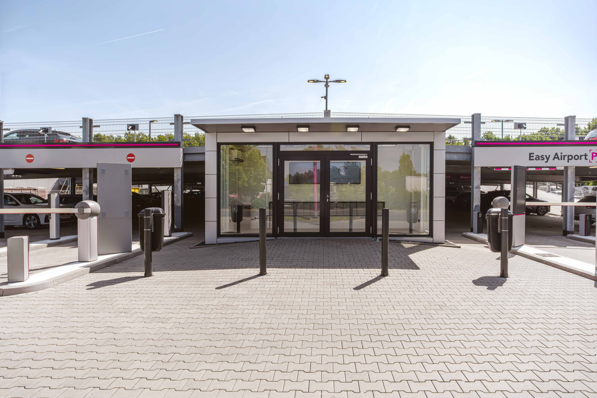 Außenansicht des modernen Wartehäuschens am Parkhaus von Easy Airport Parking am Flughafen Hannover (HAJ)