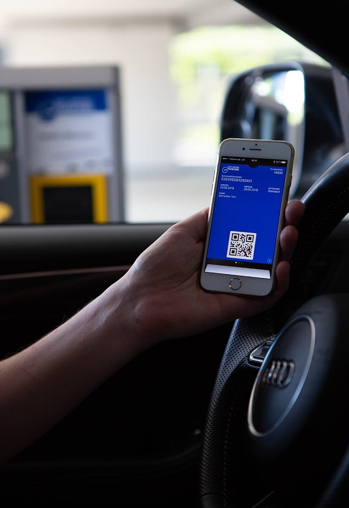 Smartphone mit QR-Code-Ticket zur Einfahrt am Parkhaus von Easy Airport Parking am Flughafen Hamburg (HAM)