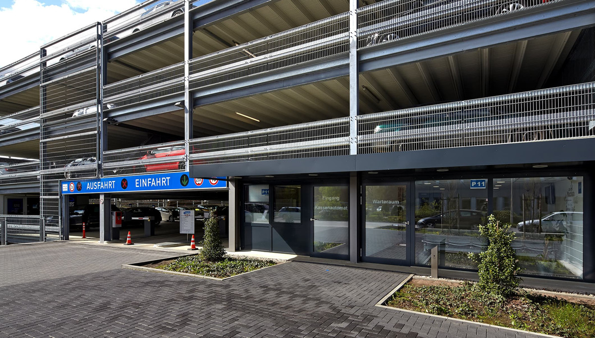 Einfahrt und Wartebereich des Easy Airport Parking Parkhauses am Flughafen Hamburg (HAM)