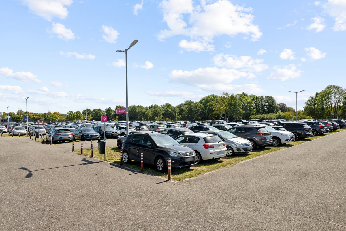 Parkende Autos auf dem Easy Airport Parking Parkplatz am Flughafen Weeze (NRN)