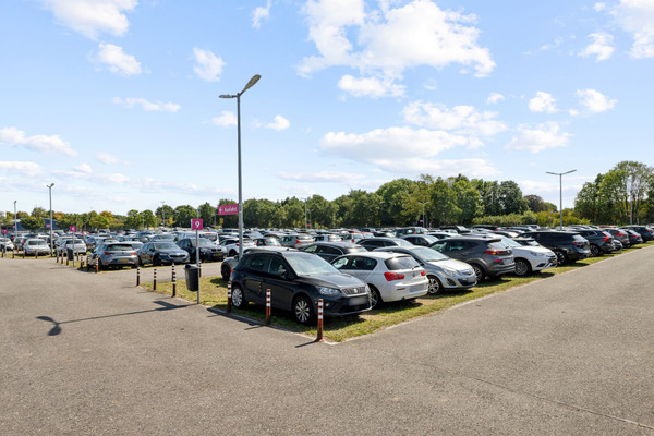 Parkende Autos auf dem Easy Airport Parking Parkplatz am Flughafen Weeze (NRN)
