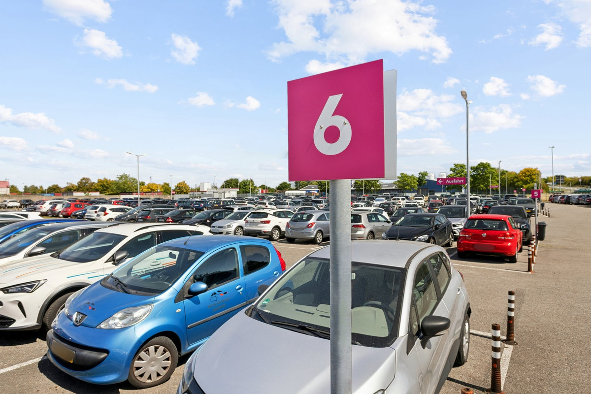 Beschilderung für die Parkreihe 6 am Easy Airport Parking Parkplatz am Flughafen Weeze (NRN)