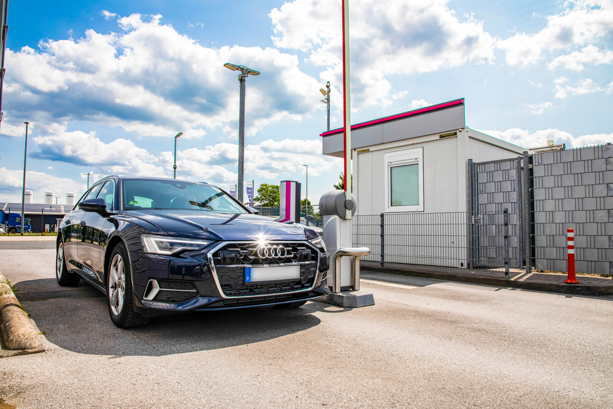 Ein Auto bei der Einfahrt auf den Easy Airport Parking Parkplatz am Flughafen Weeze (NRN)