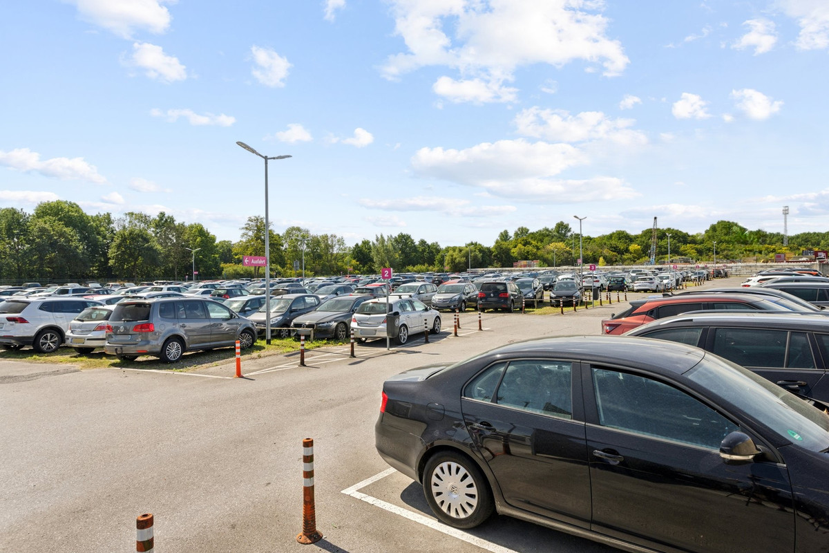 Übersicht über mehrere Parkreihen des Easy Airport Parking Parkplatzes am Flughafen Weeze (NRN)