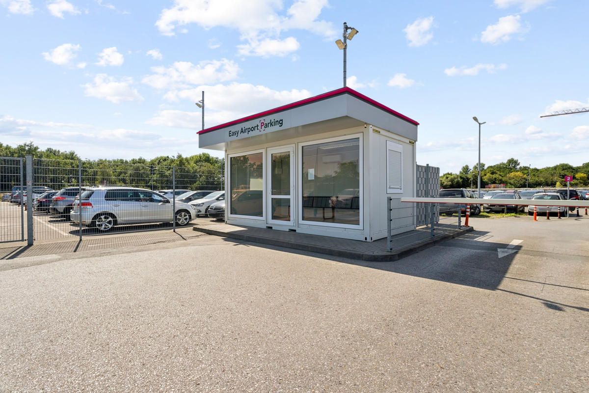 Wartehäuschen und Einfahrtsschranke des Easy Airport Parking Parkplatzes am Flughafen Weeze (NRN)