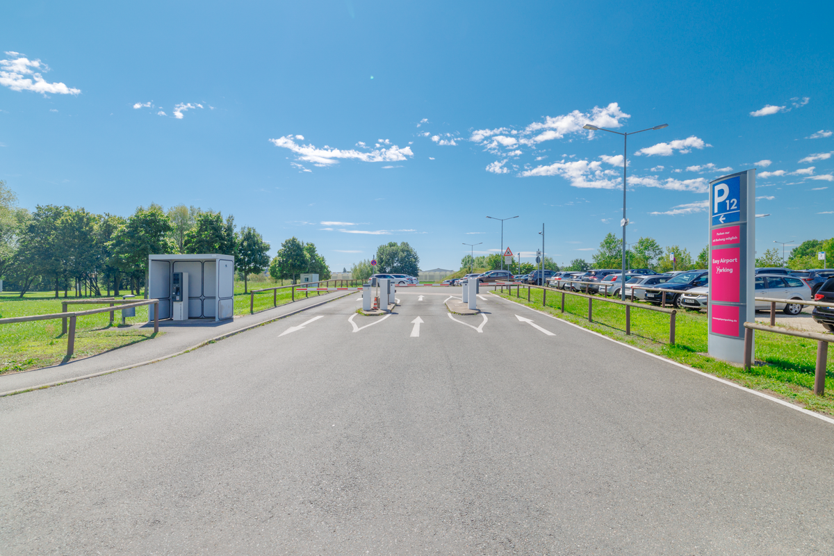 Totaalbeeld van de ingang van de Easy Airport Parking parkeerplaats op luchthaven Neurenberg (NUE)