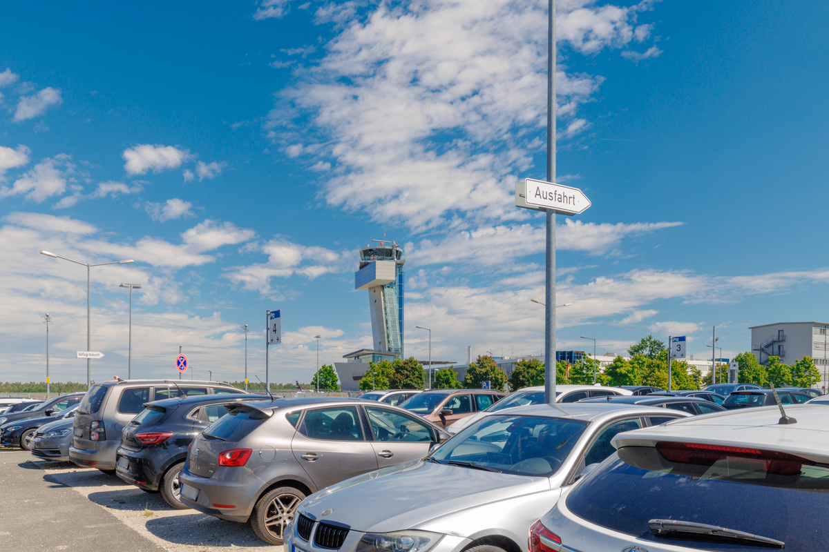 Geparkeerde auto's op de Easy Airport Parking parkeerplaats op l