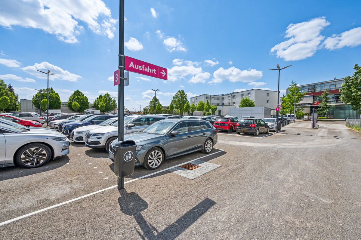 Bebording op de volle parkeerplaats van Easy Airport Parking op luchthaven Stuttgart (STR)