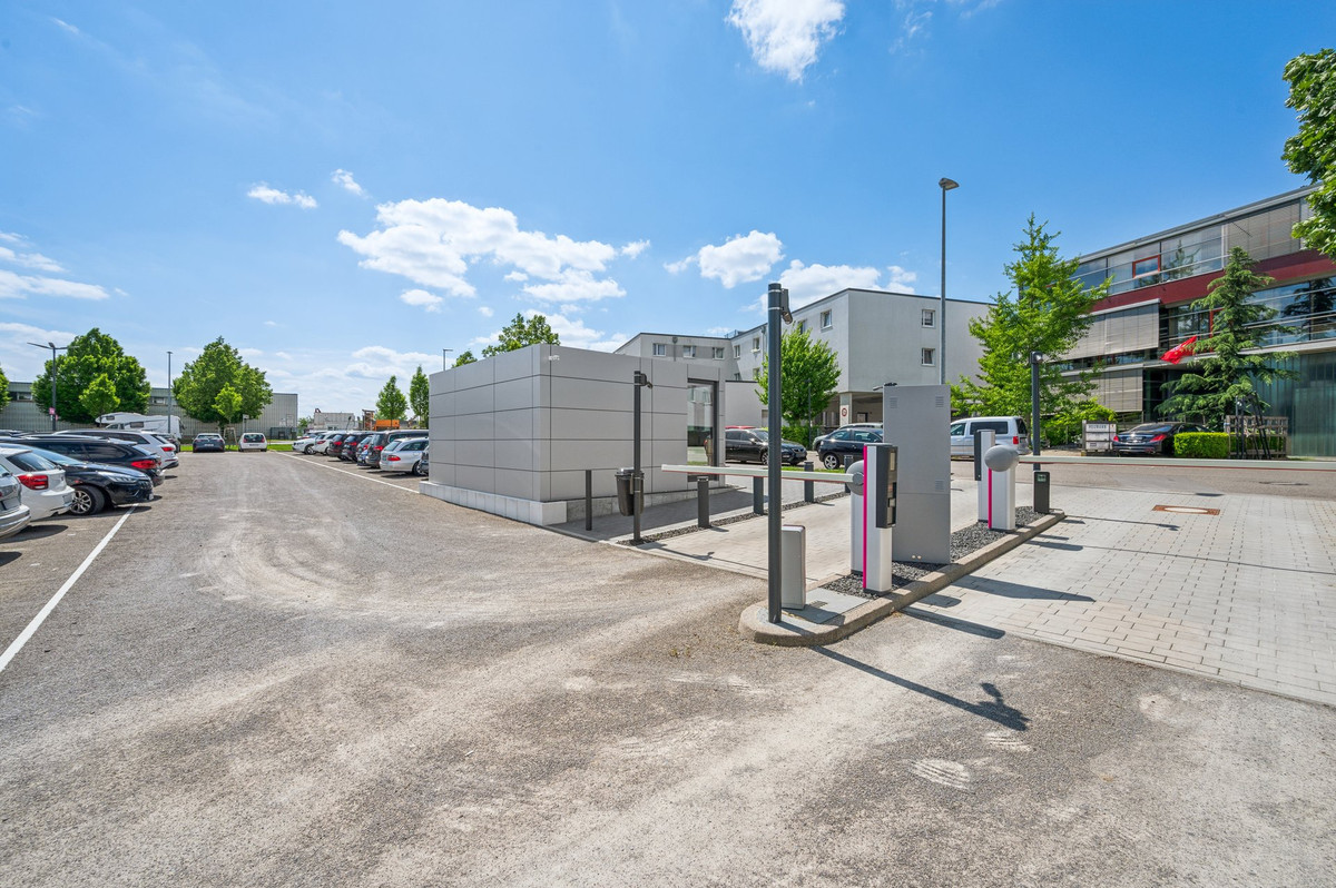 Rummeligt udkørselsområde på parkeringspladsen hos Easy Airport Parking i Stuttgart Lufthavn (STR)