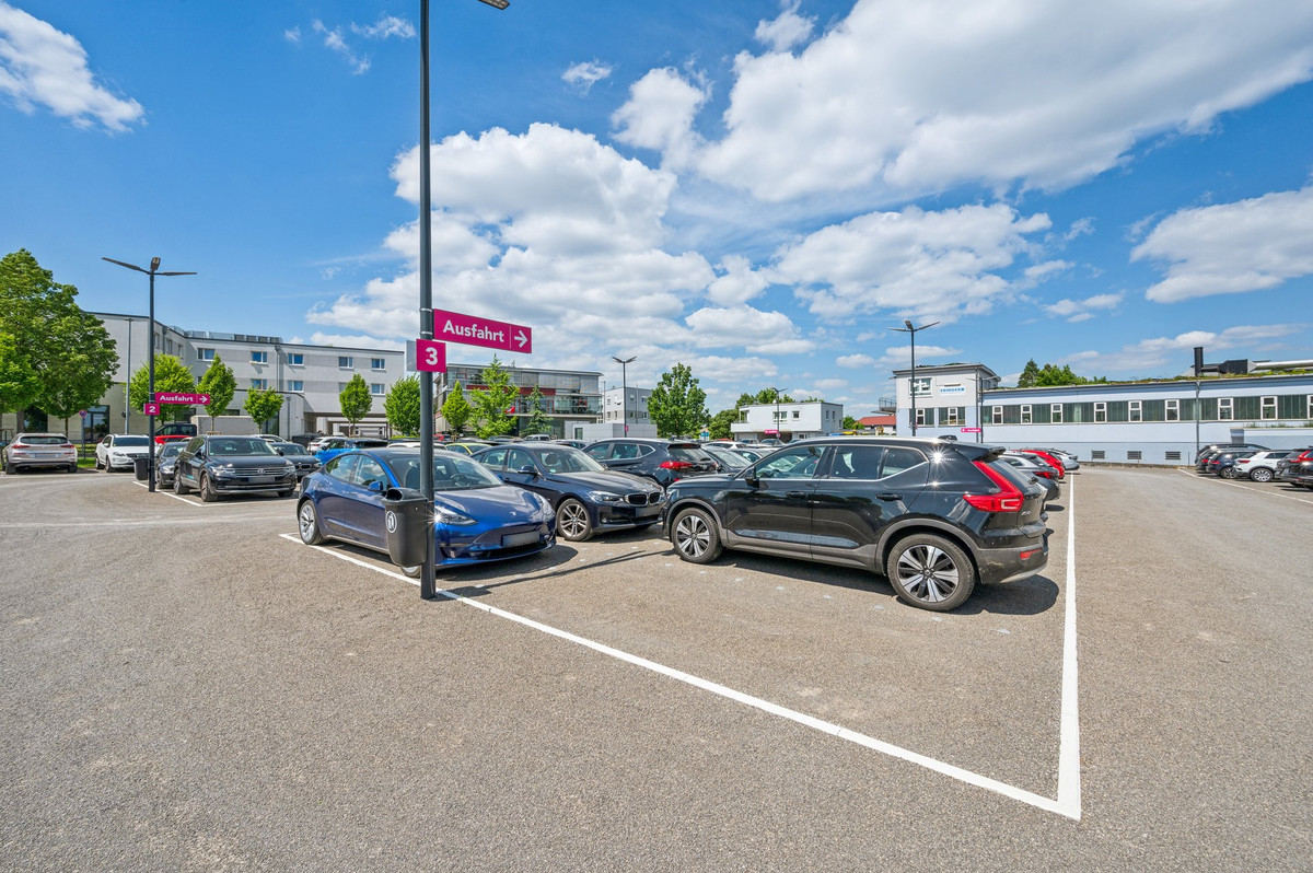 Udsigt over organiserede parkeringspladser og indkørsler på parkeringspladsen hos Easy Airport Parking i Stuttgart Lufthavn (STR)