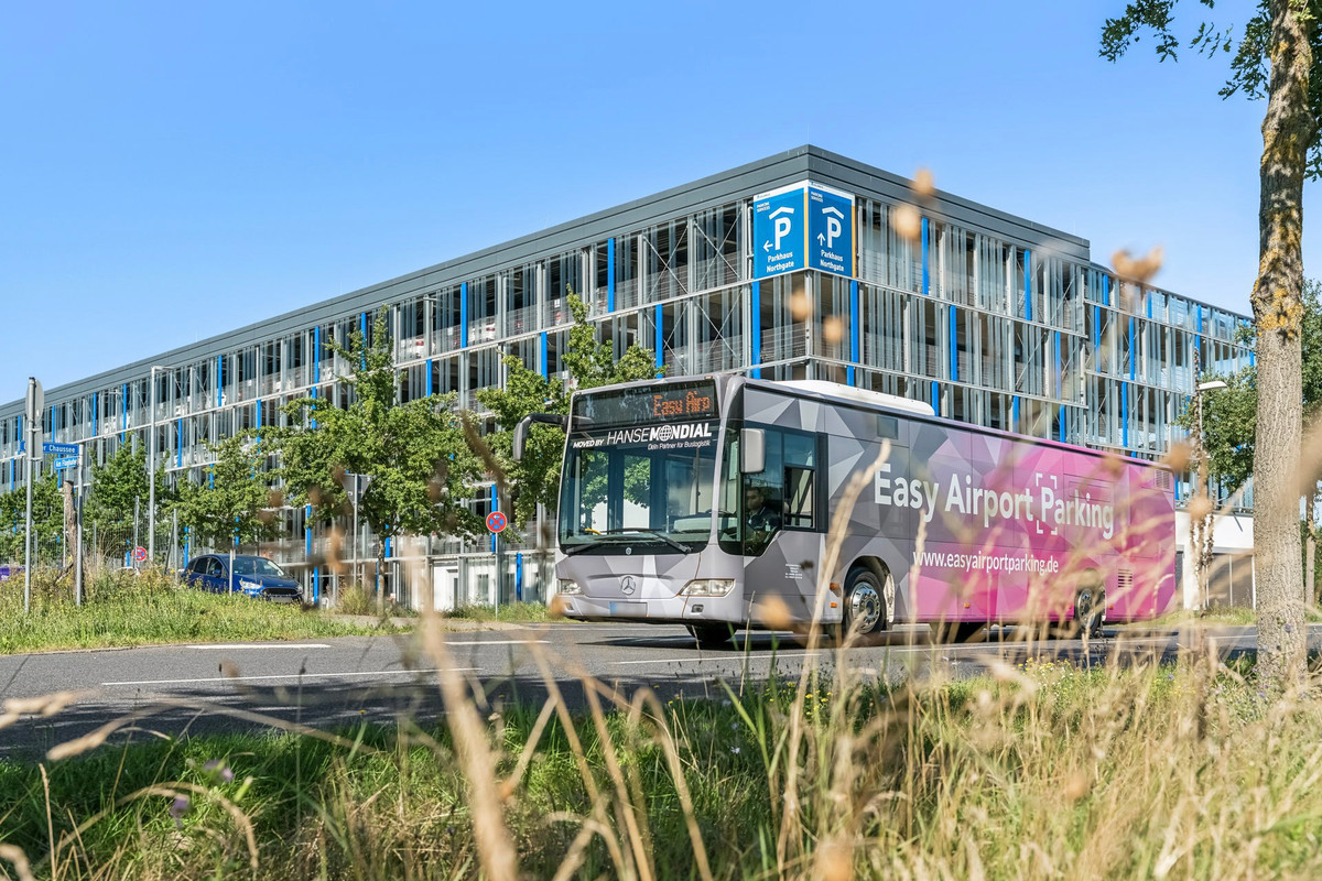 Shuttlebus på vej til terminalen fra Easy Airport Parking parkeringshuset ved Berlin Brandenburg Lufthavn (BER)