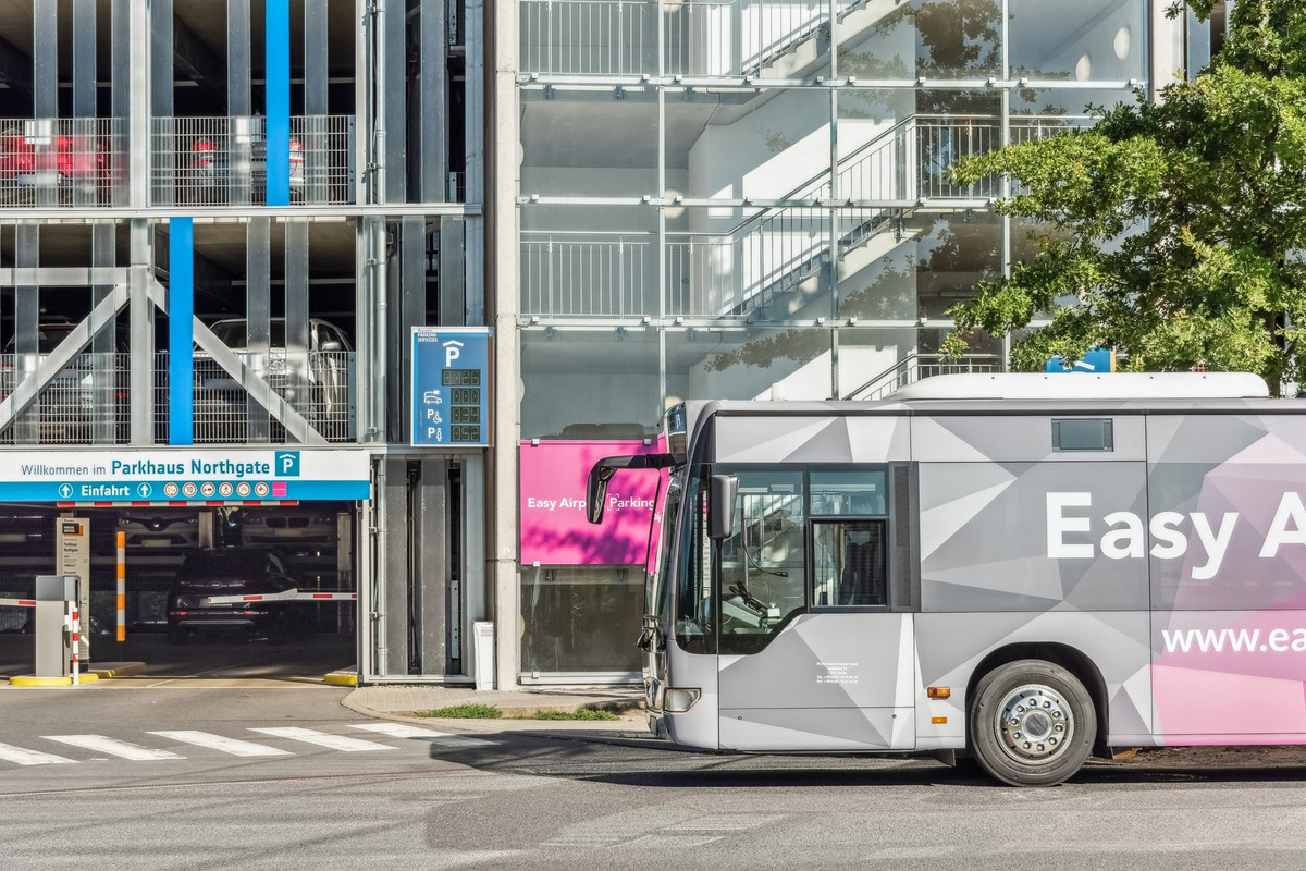 Shuttlebus ved ankomst til Easy Airport Parking parkeringshuset ved Berlin Brandenburg Lufthavn (BER)