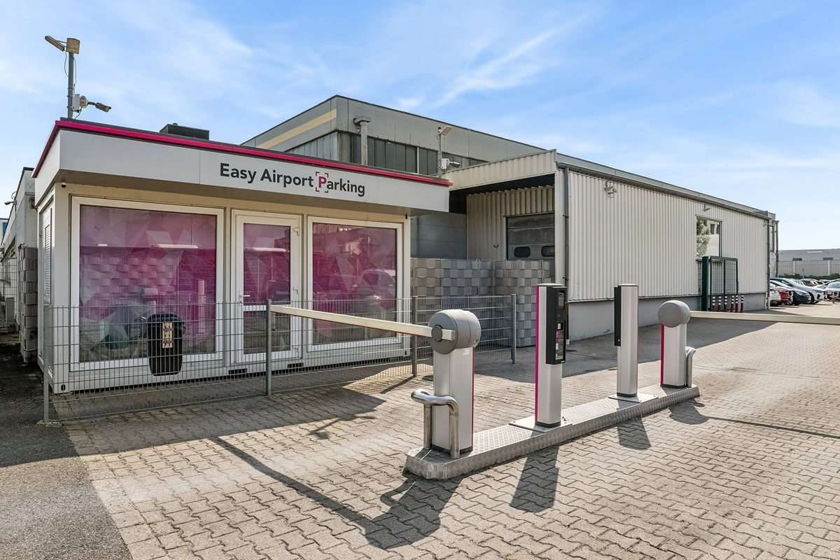 Einfahrtsbereich mit Wartehäuschen des Easy Airport Parking Parkplatzes am Flughafen Dortmund (DTM)