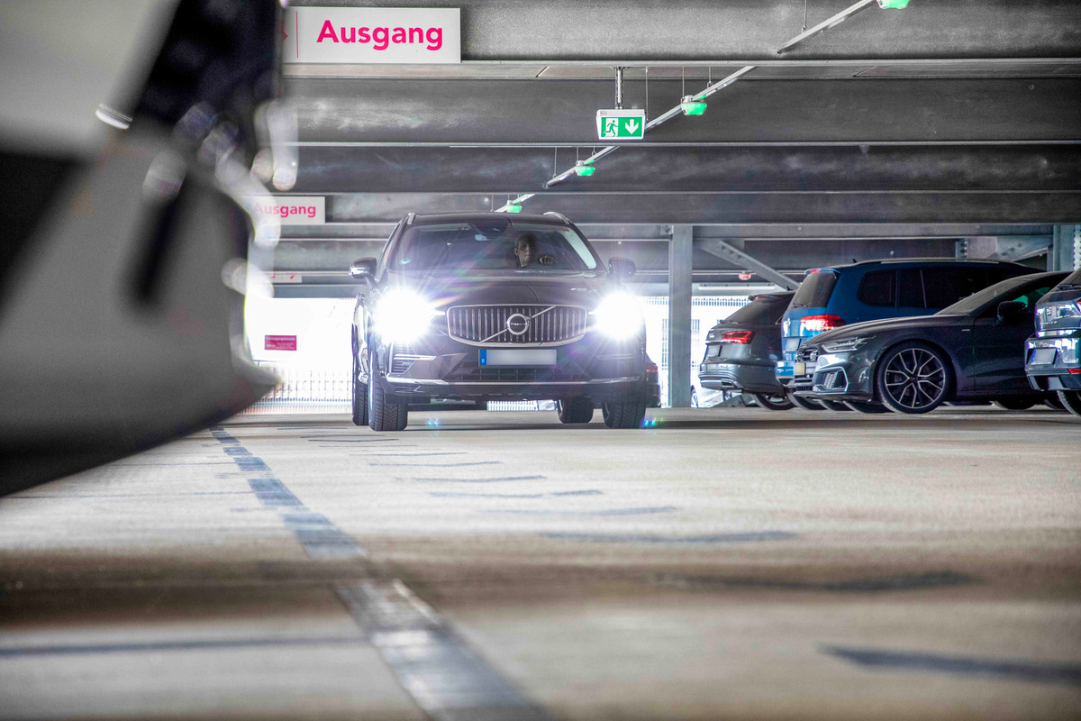 Auto beim Durchfahren des Parkhauses von Easy Airport Parking am Flughafen Düsseldorf (DUS)