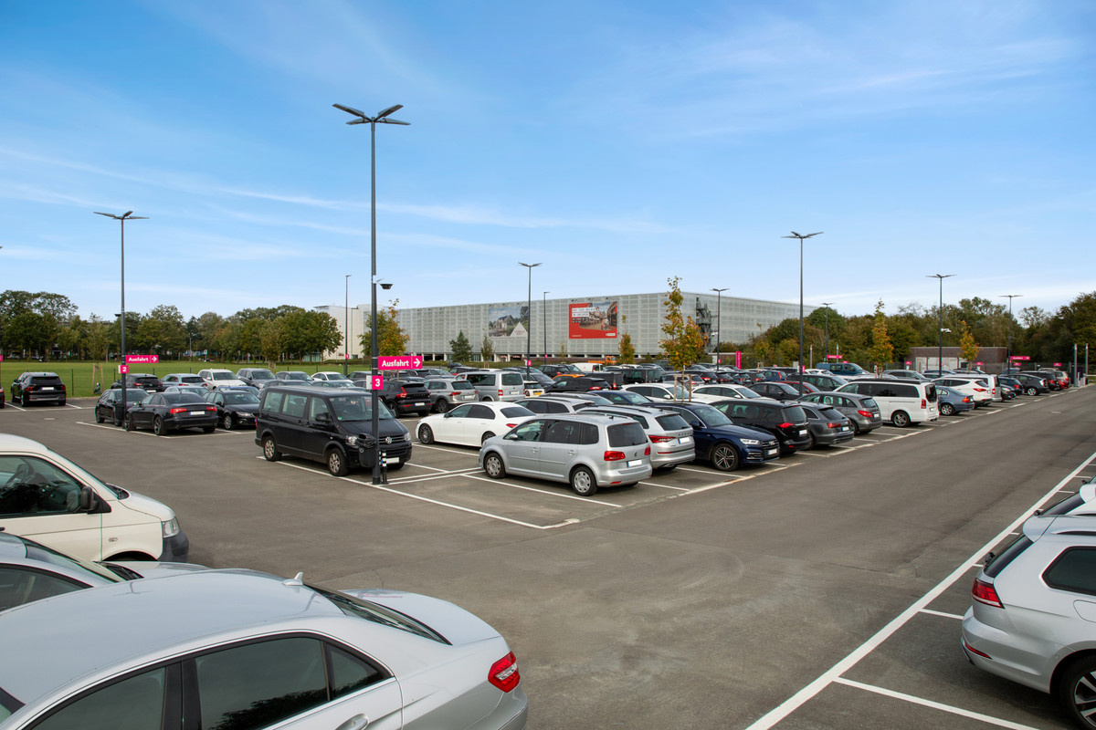 Overblik over parkerede biler på Easy Airport Parking parkeringspladsen ved Münster/Osnabrück lufthavn (FMO)