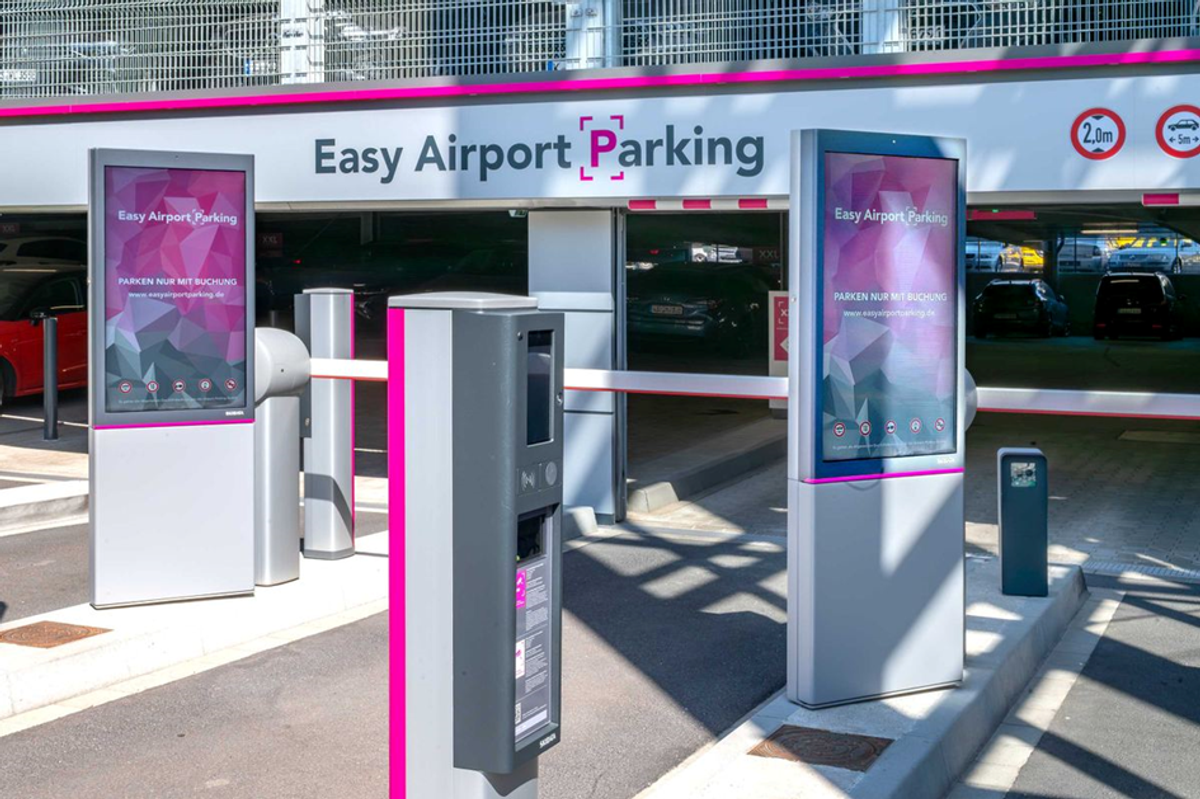  Indkørselsområdet til Easy Airport Parking parkeringshuset i Düsseldorf Lufthavn (DUS)