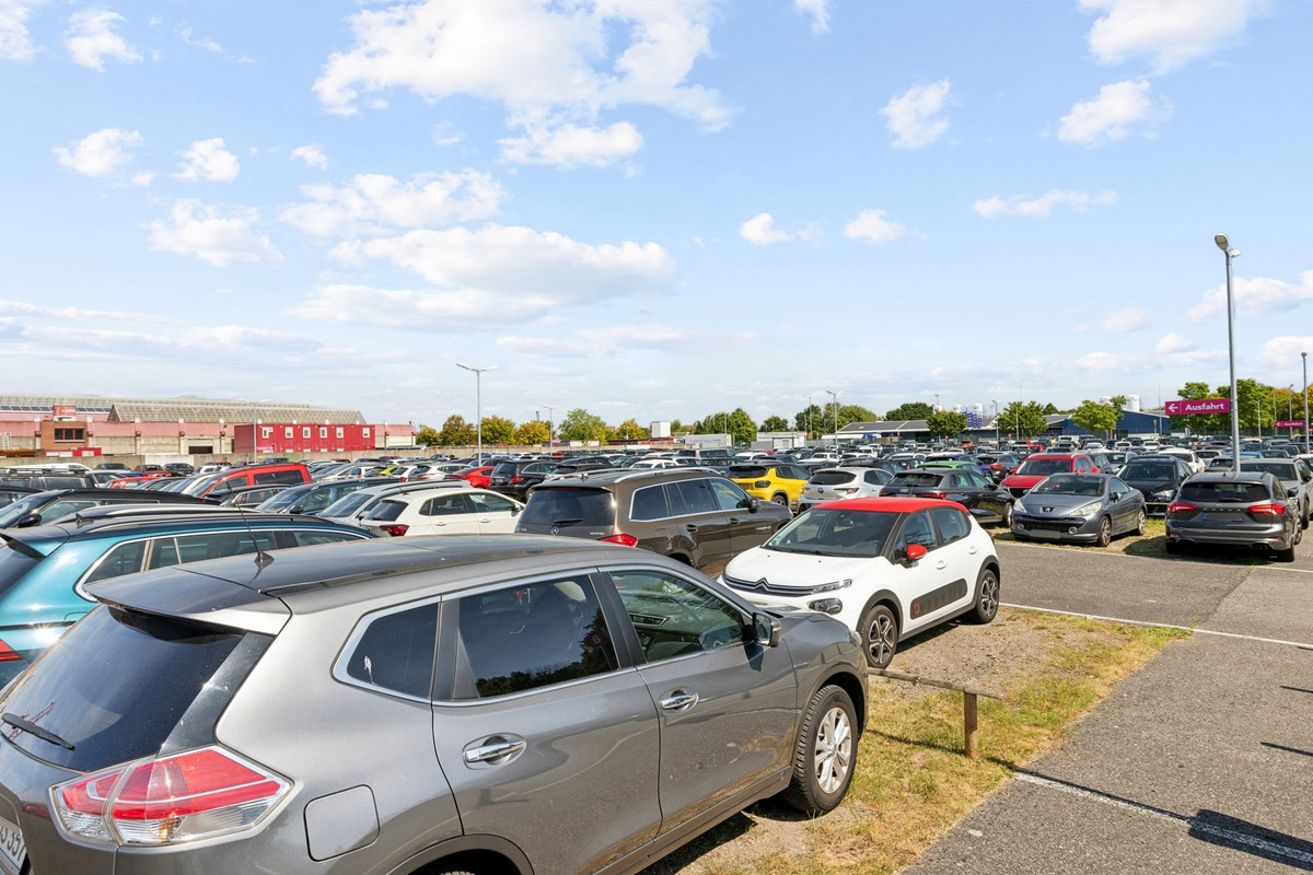 Gut gefüllte Parkreihen auf dem Easy Airport Parking Parkplatz am Flughafen Weeze (NRN)