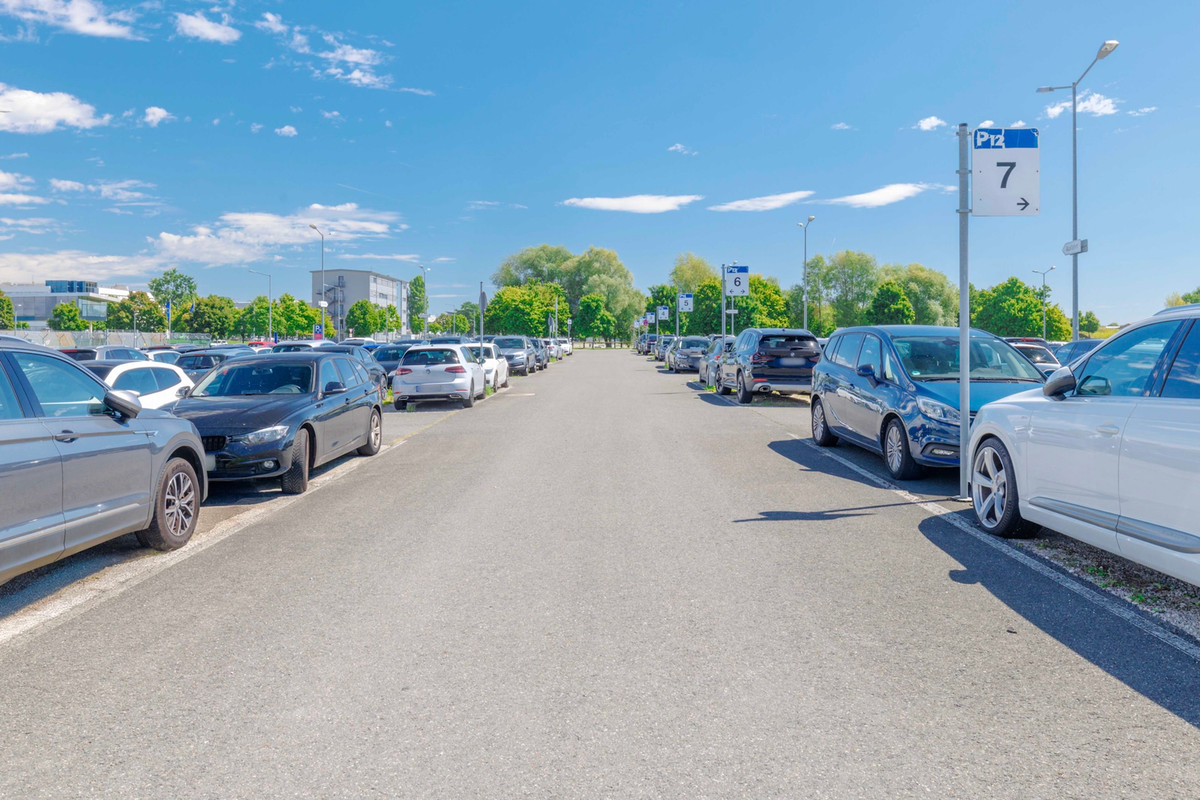 Zentrale Durchfahrt des Easy Airport Parking Parkplatzes am Flughafen Nürnberg (NUE)